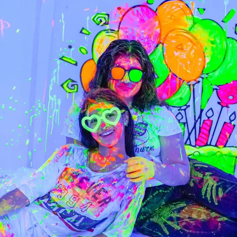 Подруги в неоновых очках на Neon party
